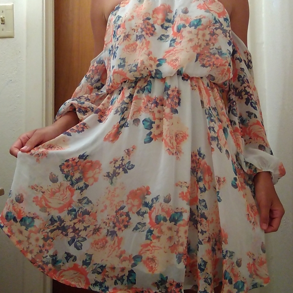 Flowery off the shoulder dress - Picture 3 of 4